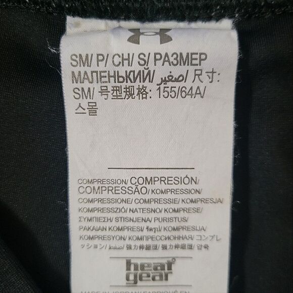 Under Armour Women's Black HeatGear® Compression Capris - Picture 2 of 12